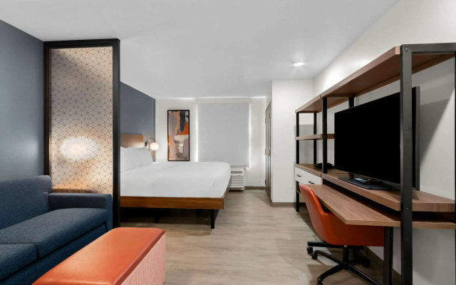 photo 3 of Everhome Suites Glendale Sports Entertainment District
