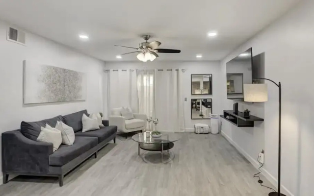 photo 4 of Executive 2 Bdrm Condo in the Heart of Biltmore!