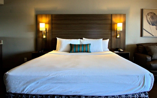 photo 3 of Executive Inn & Suites Embarcadero Cove