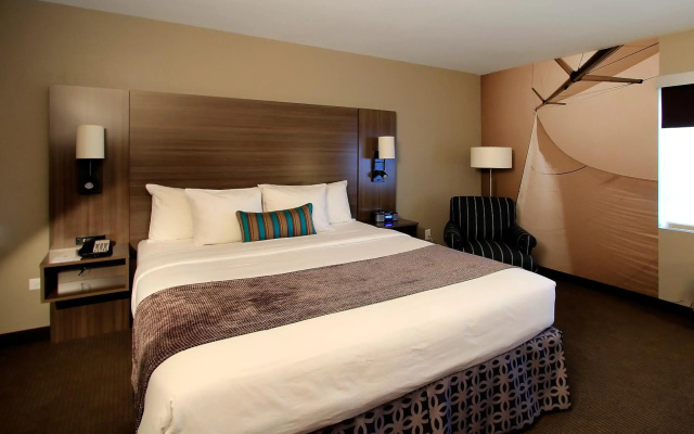 photo 4 of Executive Inn & Suites Embarcadero Cove