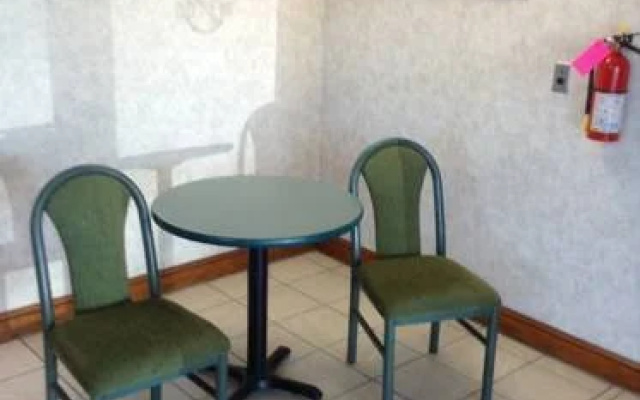photo 5 of Executive Inn Laurel