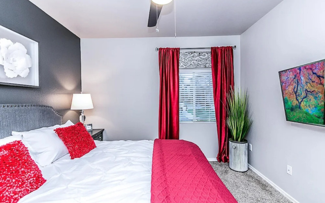 photo 2 of Executive King, Close to Shops, Dining, Golf w Parking 1064