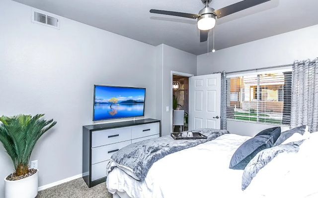 photo 5 of Executive King, Close to Shops, Dining, Golf w Parking 1064