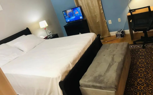 photo 2 of Room in House - Executive Private Room w Bath Near Shopping