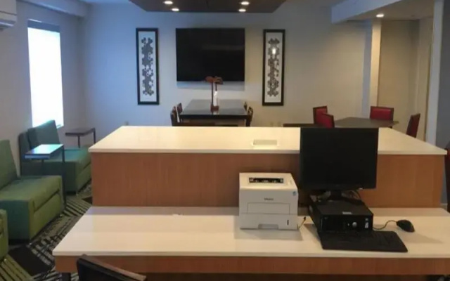 photo 2 of Days Inn Albany Airport
