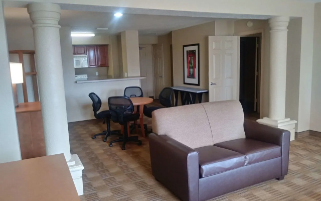 photo 2 of Studio 6 Suites Jacksonville Deerwood Park FL