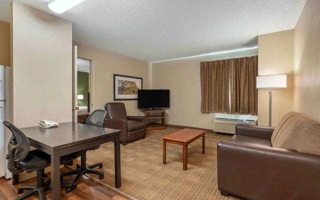photo 4 of MainStay Suites Indianapolis Northwest - College Park