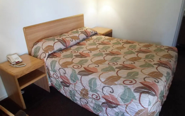 photo 3 of E-Z 8 Motel Newark