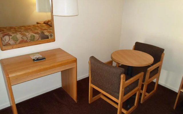 photo 4 of E-Z 8 Motel Newark
