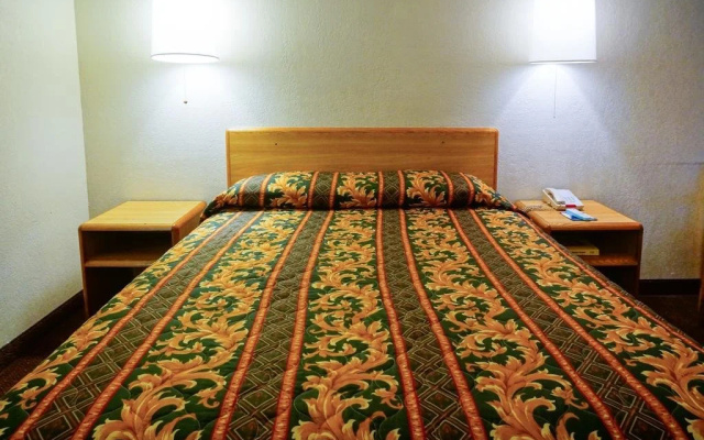 photo 5 of E-Z 8 Motel San Jose 1