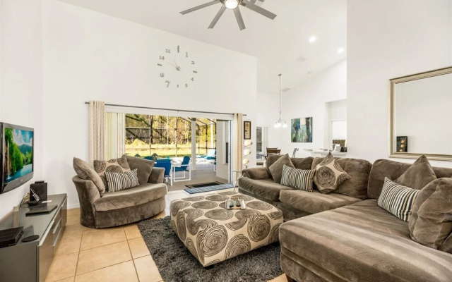 photo 4 of Fabulous 4 bed Home With Private South Facing Pool and spa With Modern Decor - 418