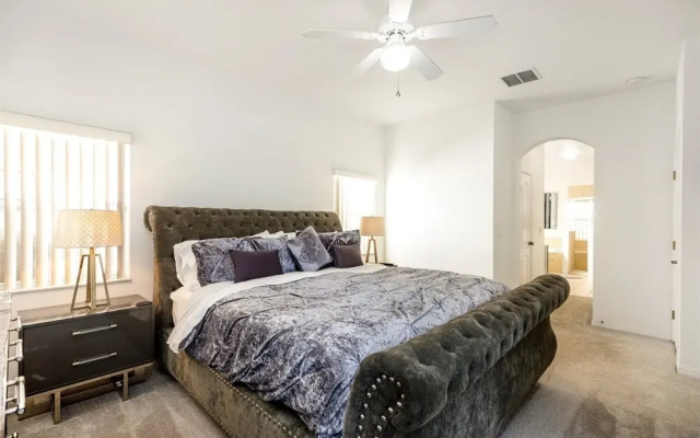 photo 5 of Fabulous 4 bed Home With Private South Facing Pool and spa With Modern Decor - 418