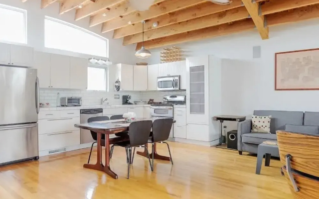 photo 2 of Fabulous Urban Contemporary In Venice 2 Bedroom Townhouse by Redawning