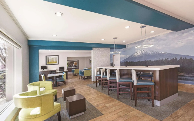 photo 2 of La Quinta Inn & Suites by Wyndham Central Point - Medford