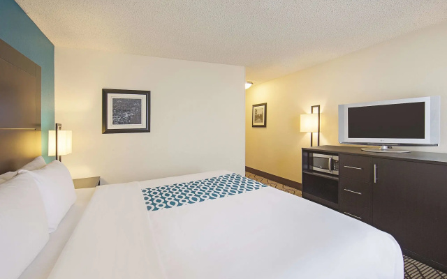 photo 4 of La Quinta Inn & Suites by Wyndham Central Point - Medford