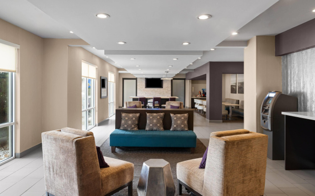 photo 2 of La Quinta Inn & Suites by Wyndham Fayetteville