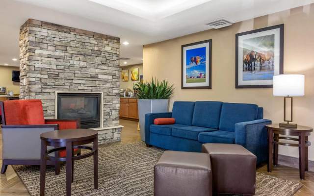 photo 2 of Comfort Inn & Suites Phoenix North / Deer Valley