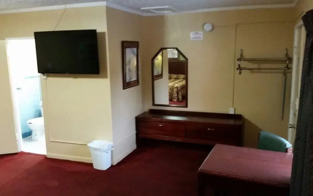 photo 3 of Fairway Inn