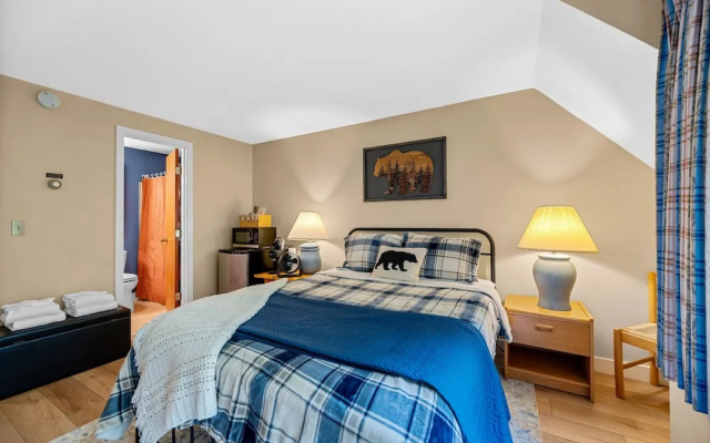 photo 4 of Fall Line Small Studio - Perfect For Two - On Shuttle Route W/ Amenities G6a 1 Bedroom Condo