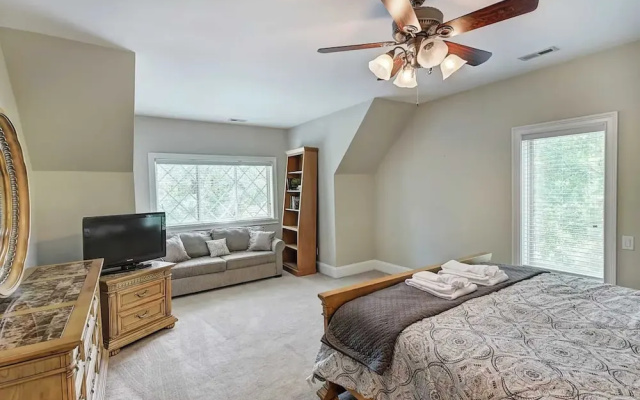photo 5 of Family Lake House Retreat by Avantstay Sleeps 28