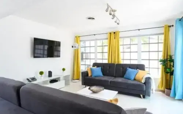 photo 3 of Fantastic 3Bedrooms House with Pool 6mins to Ocean