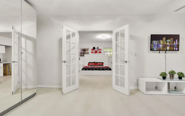photo 2 of "Fantastic House 5min to Brickell w/ Pool & Tub".