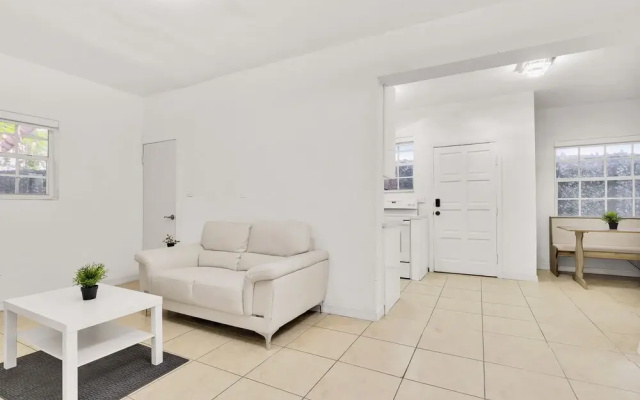 photo 3 of "Fantastic House 5min to Brickell w/ Pool & Tub".
