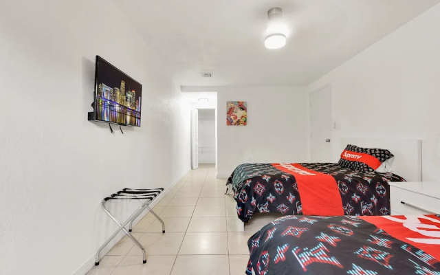 photo 4 of "Fantastic House 5min to Brickell w/ Pool & Tub".