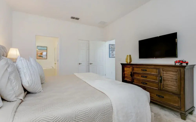 photo 5 of Fantastic Villa With Themed Rooms! Enjoy This Golf Community, Close to Parks. - 6bd, 5BA