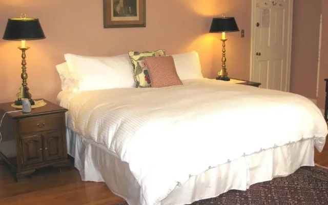 photo 3 of Farnam Guest House