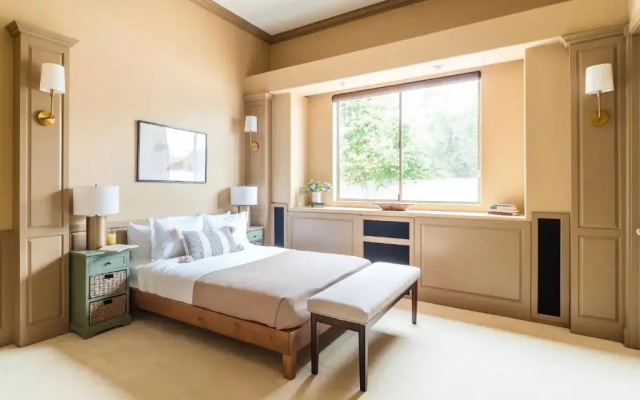 photo 3 of Sleeps 19, 7bdr Estate! Sports Court, Putting Green, Pool Farrier by Avantstay