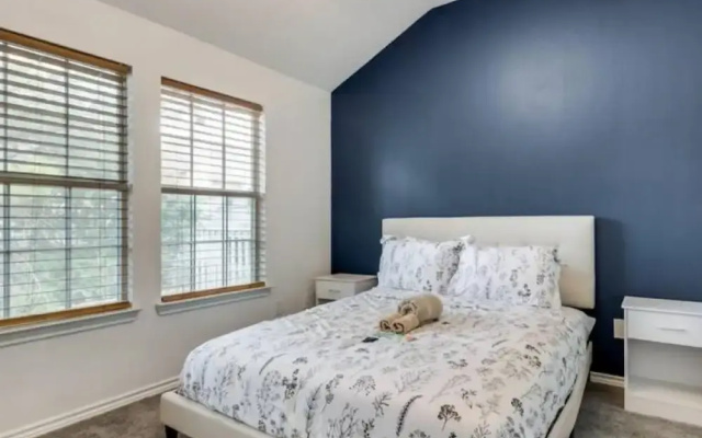 photo 5 of Family Business Retreat King Bed Top Amenities
