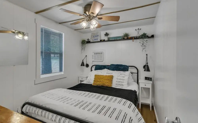 photo 5 of Firefly Cottage 2 Bedroom Cabin By Redawning