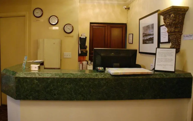 photo 2 of Fitzgerald Hotel
