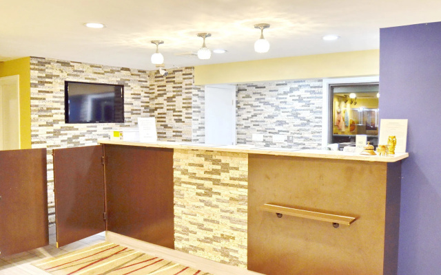 photo 2 of Flagship Inn And Suites