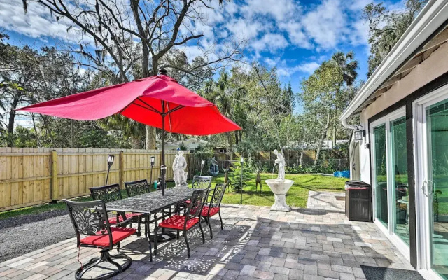 photo 2 of Florida Getaway w/ Patio ~ 3 Mi to Beaches!