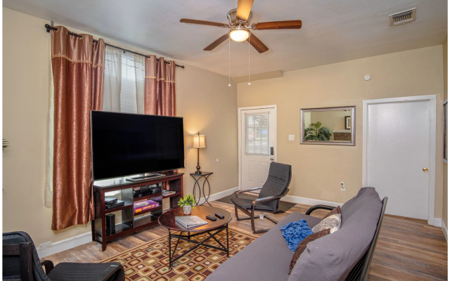 photo 2 of Large 3br/2ba Family Home W/patio Near Downtown!