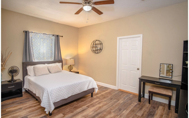 photo 4 of Large 3br/2ba Family Home W/patio Near Downtown!
