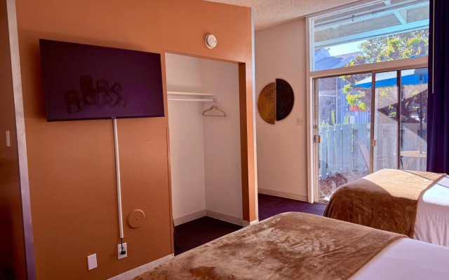 photo 3 of Foghorn Harbor Inn