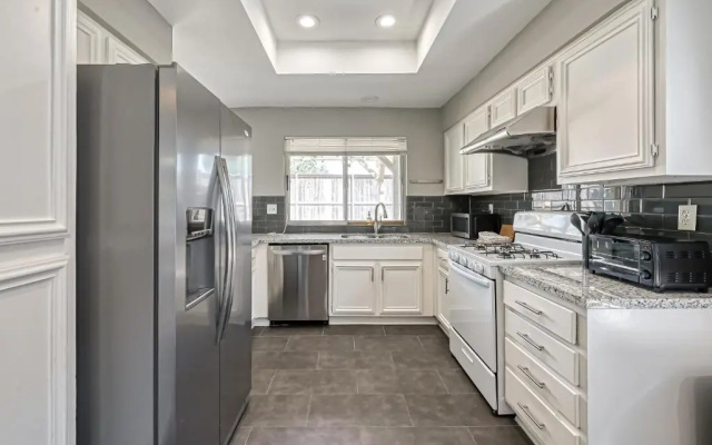 photo 4 of Fort Happy in Katy, 4BR 2 BT, Work-cation, Pet Friendly