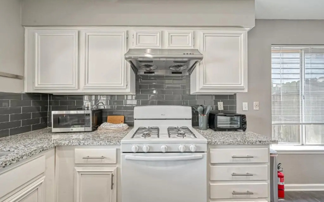 photo 5 of Fort Happy in Katy, 4BR 2 BT, Work-cation, Pet Friendly