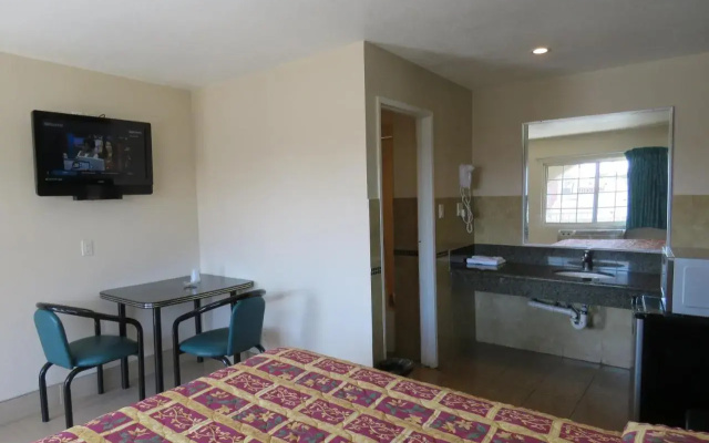 photo 2 of Foxys Den Motel