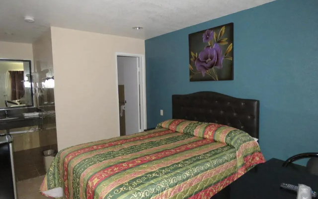 photo 3 of Foxys Den Motel