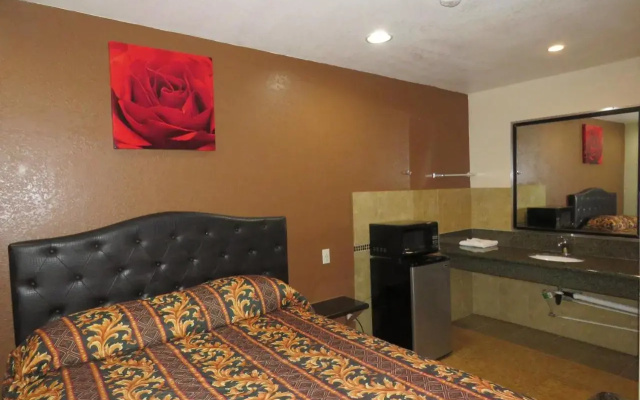 photo 5 of Foxys Den Motel