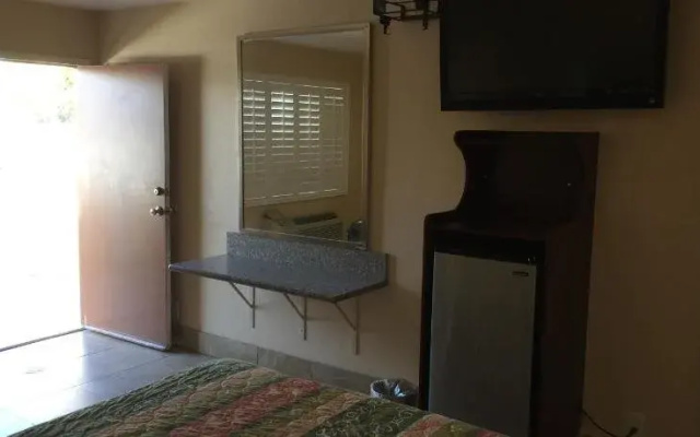 photo 2 of Foxys Motor Inn
