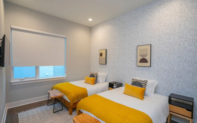 photo 2 of Franklin by Avantstay Trendy Townhouse in Great Location w/ Private Roof Top Patio