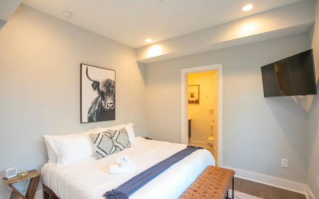 photo 4 of Franklin by Avantstay Trendy Townhouse in Great Location w/ Private Roof Top Patio