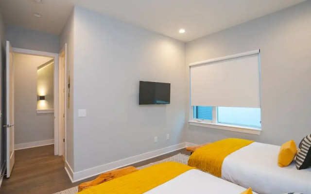 photo 5 of Franklin by Avantstay Trendy Townhouse in Great Location w/ Private Roof Top Patio