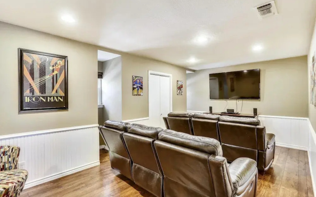 photo 2 of Franklin Mansion - Huge Near Stadiums W/pool & Hot Tub 5 Bedroom Estate