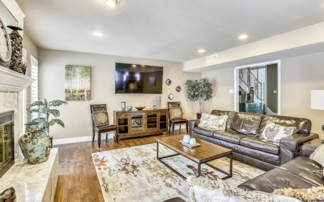 photo 3 of Franklin Mansion - Huge Near Stadiums W/pool & Hot Tub 5 Bedroom Estate